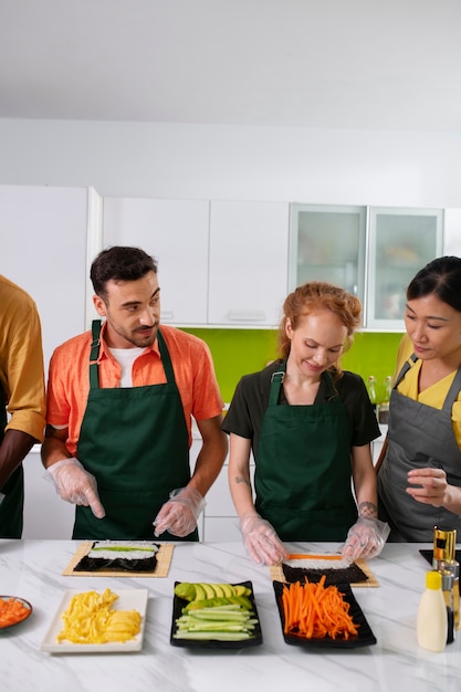 Estilo de vida: pessoas aprendendo a fazer sushi