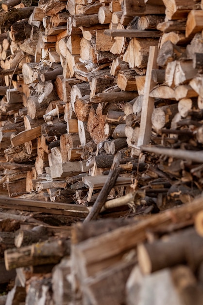 Estilo de vida rural do arranjo dos logs de madeira