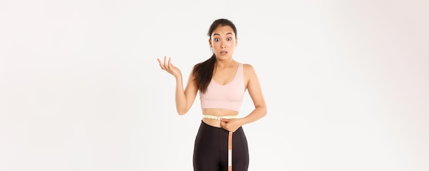 Estilo de vida saudável fitness e conceito de bem-estar surpreendeu a garota asiática na dieta esportista wrap mesur