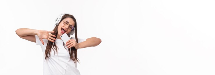 Foto grátis estilo de vida tecnológico e conceito de música despreocupada, jovem e entusiasmada, se divertindo, garota da