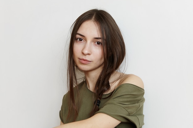 Estilo, moda e conceito de roupas. Foto interior da atraente mulher adolescente vestindo sua trança bagunçada no lado