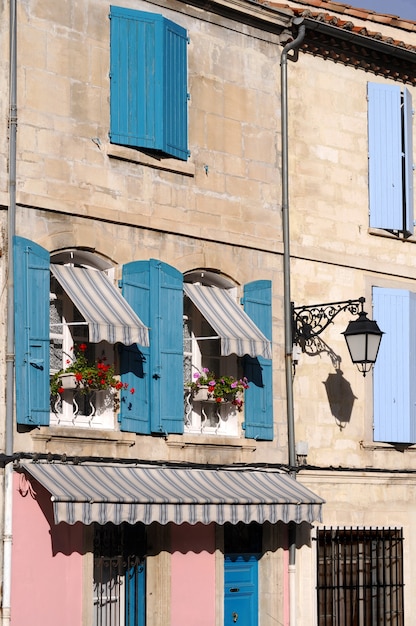 Estilo provençal da janela francesa no sul da frança