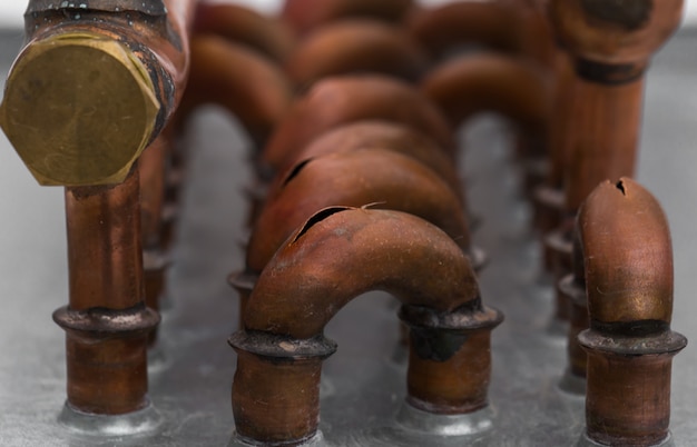 Foto grátis estourou canos de cobre com o frio, closeup