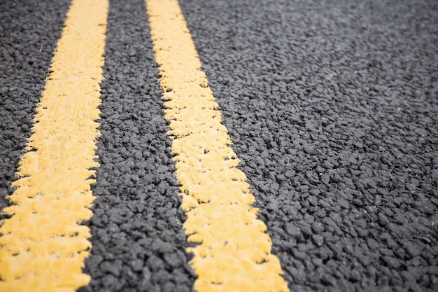 estrada amarelo marcação na superfície de estrada