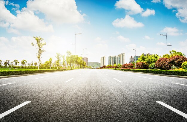 Estrada asfaltada e cidade moderna