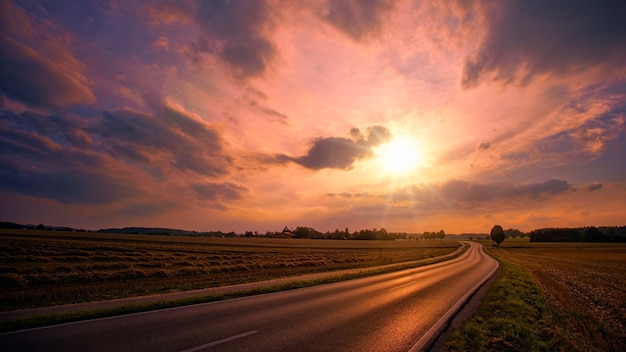 Estrada cinza durante o pôr do sol
