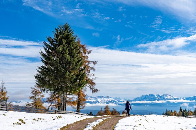 Estrada com neve no Tirol do Sul, Dolomitas, Itália