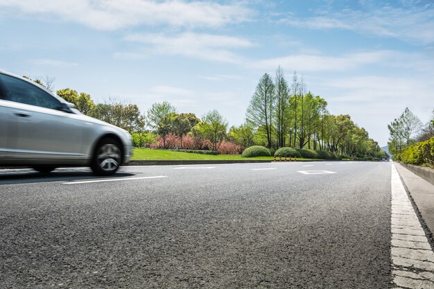 Estrada com um carro