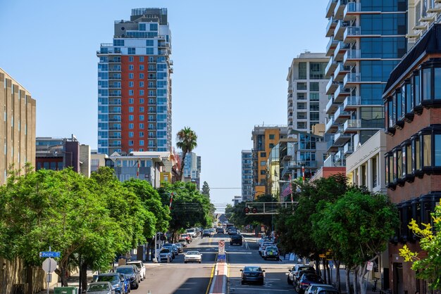 Estrada com vários carros estacionados em San Diego