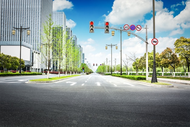 estrada de asfalto vazia através da cidade moderna na China.