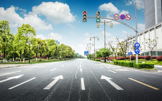 estrada de asfalto vazia através da cidade moderna na China.