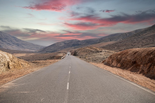 Foto grátis estrada de asfalto vazia em terreno montanhoso