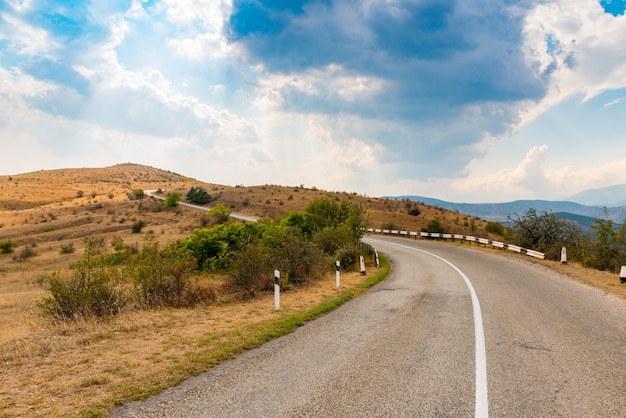 Estrada de montanha cênica