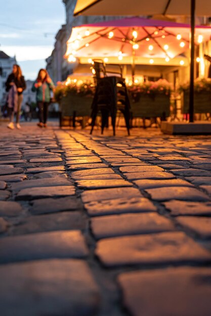 Estrada de pedra de pavimentação na cidade antiga à noite