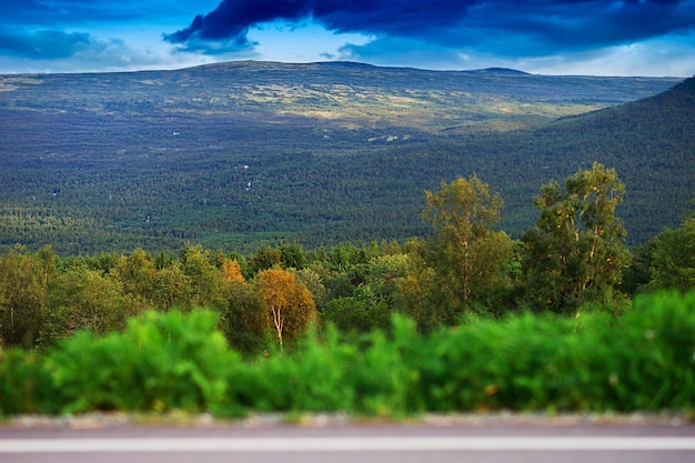 Estrada de transporte na montanha da noruega com bokeh backgroundhd