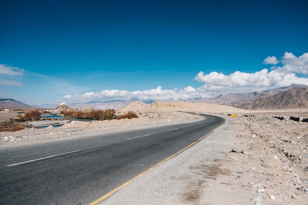 Estrada e céu azul em Leh Ladakh, Índia