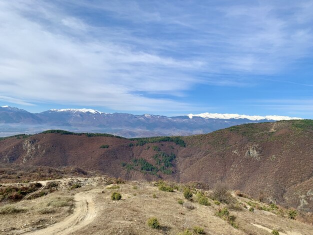 Estrada na montanha com céu azul e neve no topo