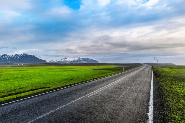 estrada reta longa e céu azul.