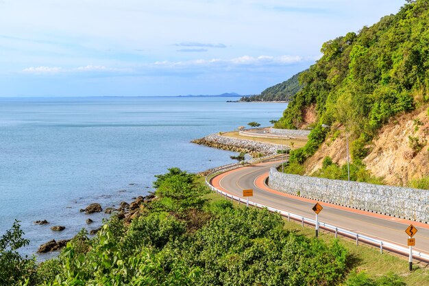 Estrada rodoviária à beira-mar de Noen Nangphaya View Point em Chanthaburi, leste da Tailândia