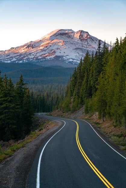 estrada sinuosa em paisagem montanhosa
