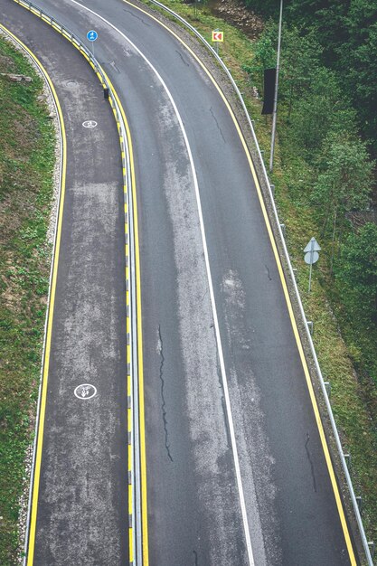 Estrada sinuosa na vista superior das montanhas