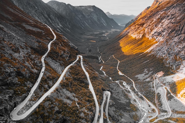 Estrada trollstigen na noruega com muitos grampos localizados perto de andalsnes