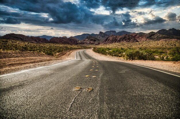 Estrada vazia em Red Rocks, Nevada.