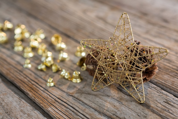 estrela amarela em uma mesa de madeira