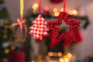 Foto grátis estrela do natal e árvore que pendura em uma corda