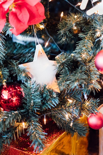 estrela e bola para a árvore de natal de decoração