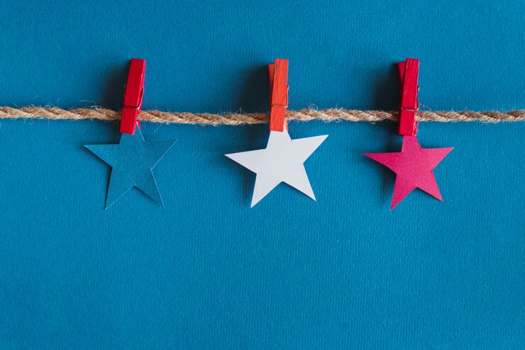 Foto grátis estrelas azuis e brancas vermelhas na corda