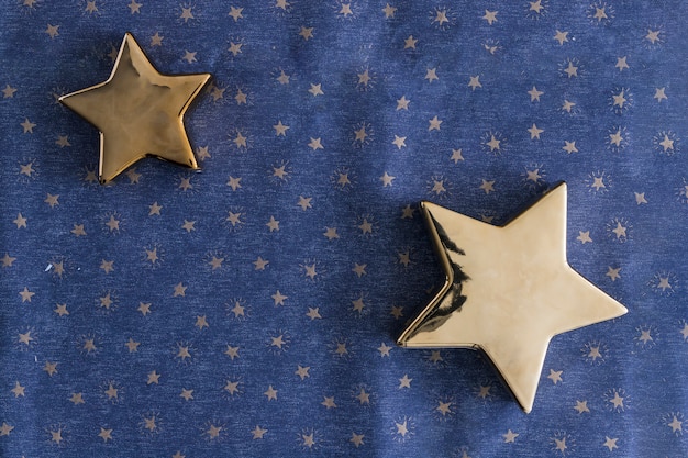 Estrelas brilhantes na mesa azul