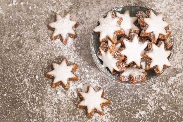 Estrelas de canela biscoitos de natal alemães tradicionais pão de gengibre espaço de cópia vazio