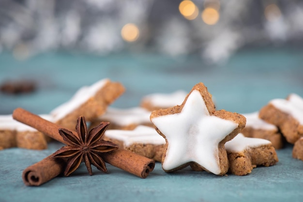 Estrelas de canela biscoitos de natal alemães tradicionais pão de gengibre espaço de cópia vazio