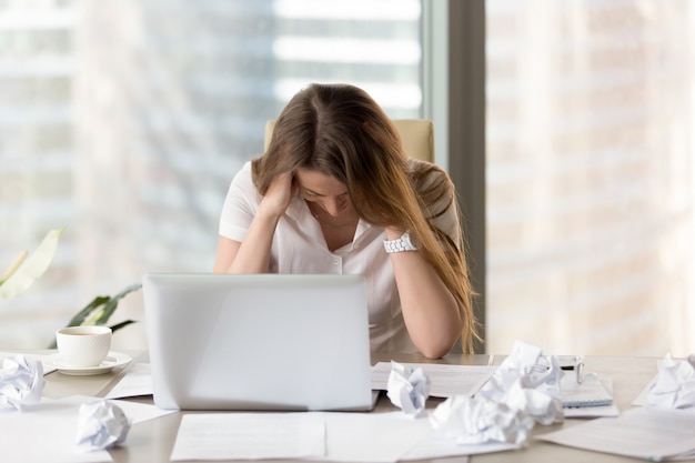 Estressado empreendedor feminino em crise de criatividade