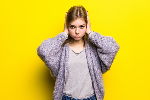 Estresse emocional. Menina deprimida, mantendo os olhos fechados e cobrindo os ouvidos com as mãos. Não ouça. Não quero ouvir uma garota linda isolada.