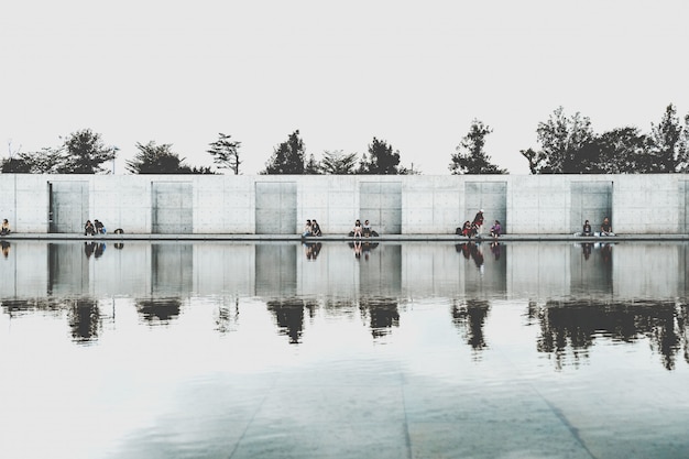 Foto grátis estrutura moderna refletida na água