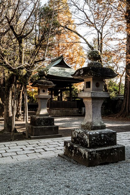 Estruturas de pedra em complexo de templos japoneses