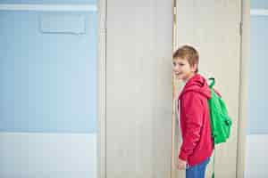 Foto grátis estudante abrir uma porta