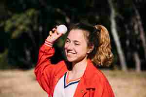 Foto grátis estudante adolescente alegre jogando beisebol