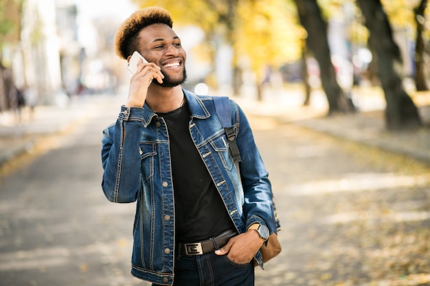 Estudante afro-americano com telefone