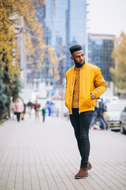 Estudante americano africano andando na rua