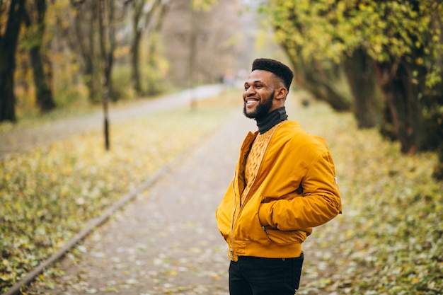 Estudante americano africano andando no parque