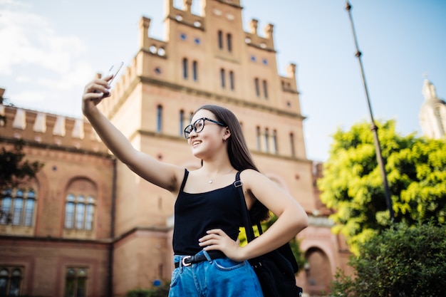 Foto grátis estudante asiática tomando selfie no campus