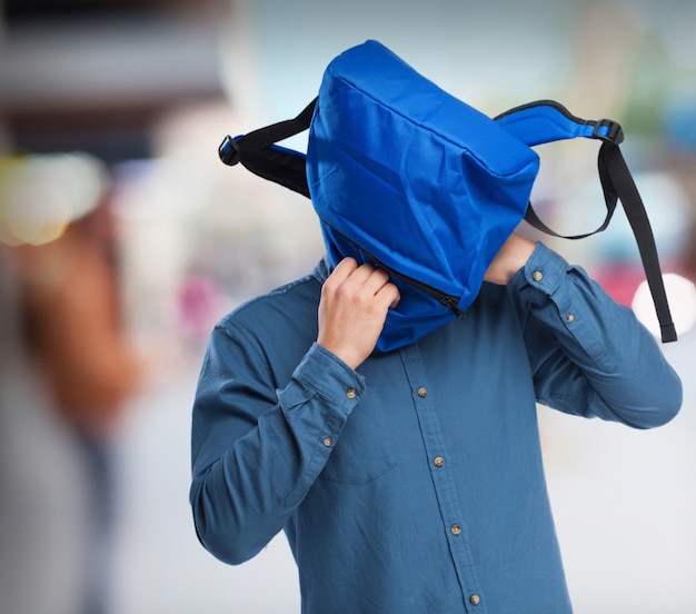 Foto grátis estudante brincando com back-pack