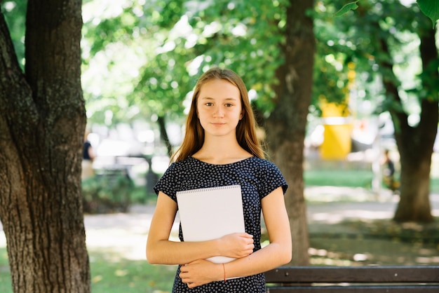 Foto grátis estudante casual com caderno em branco