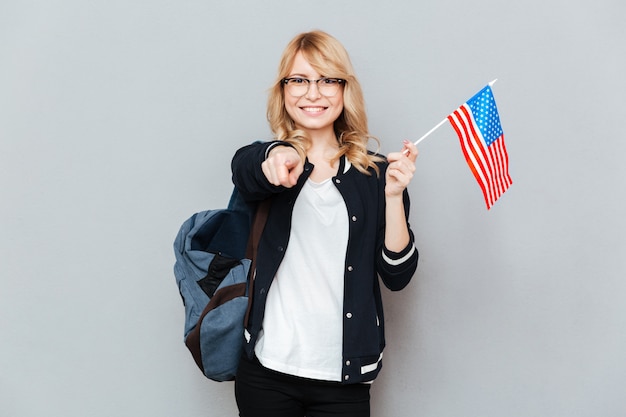 Foto grátis estudante com bandeira