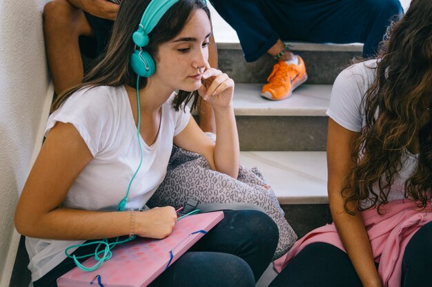 Estudante com fones de ouvido