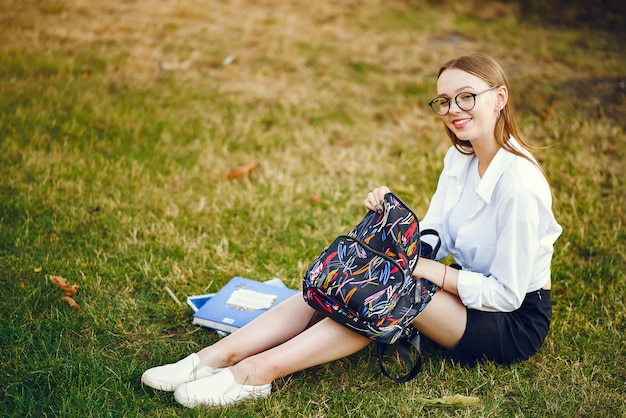 Estudante com uma mochila no pátio da escola