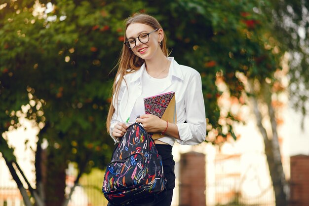 Estudante com uma mochila no pátio da escola